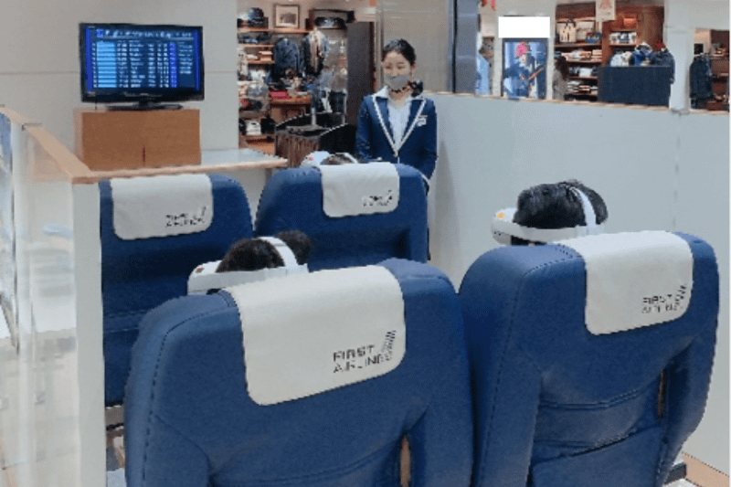 バーチャル航空施設「FIRST AIRLINES」は、ファーストクラスで行くオーストラリア便をVR体験できる。（写真は、体験イベント当日の様子）