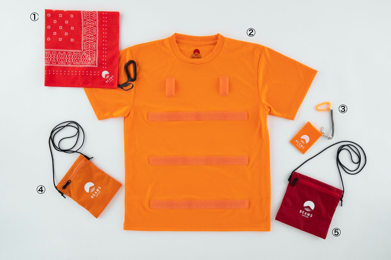 ①「バンダナ」2300円、②「Tシャツ」7000円、③「リフレクターパスケース」2600円、④「サコッシュS」3800円、⑤「サコッシュM」4000円（全て税別）