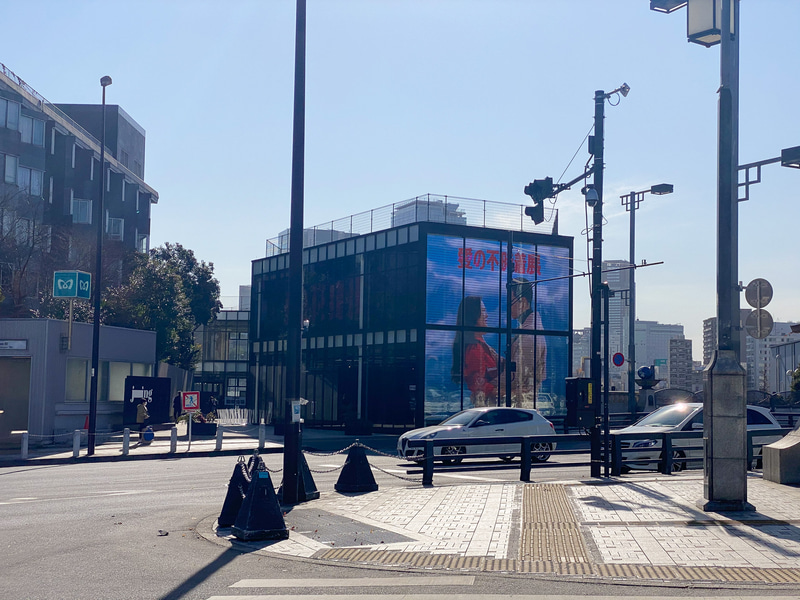 会場は原宿駅から徒歩2、3分の場所にある商業施設「jing」。建物壁面の巨大デジタルサイネージに作品の映像が映し出されていて思わず足を止めてしまいました