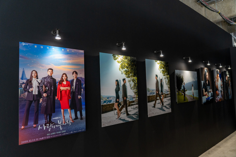 まずはイントロダクションとして、作品のメインビジュアル的な写真パネルの展示などがあります