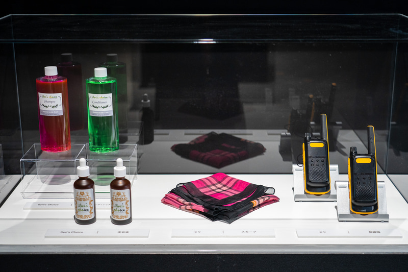 セリのスカーフや無線機も