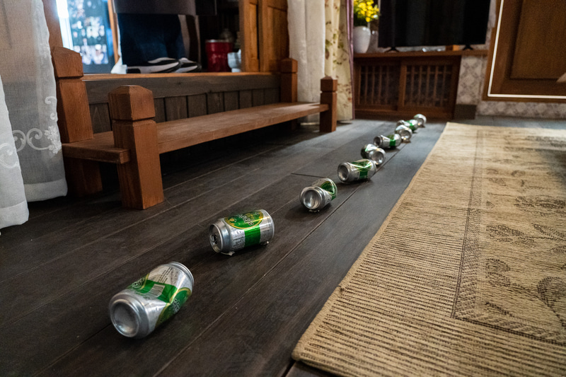 空き缶で作られた軍事境界線。セリは「それが38度線。互いに越えないようにしましょう」と、朝帰りしたジョンヒョクに向かって言い放ちましたね