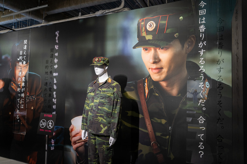 ろうそくを掲げたシーンのまなざし