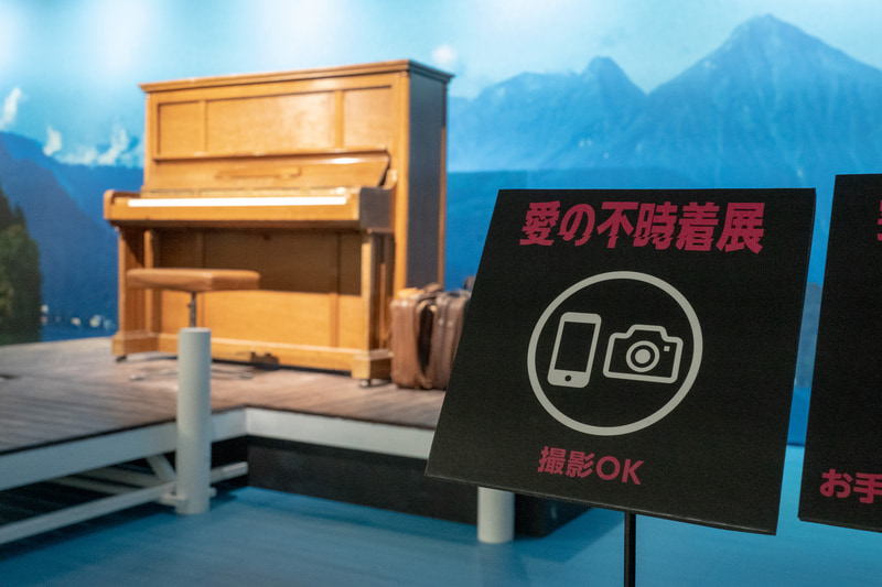 スイスの湖の雰囲気を再現して、実際にリ・ジョンヒョクが使ったピアノを展示。ここは撮影OKです