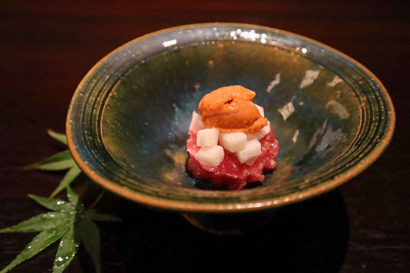 先付「マグロと雲丹のあられ和え 黒にんにく風味」