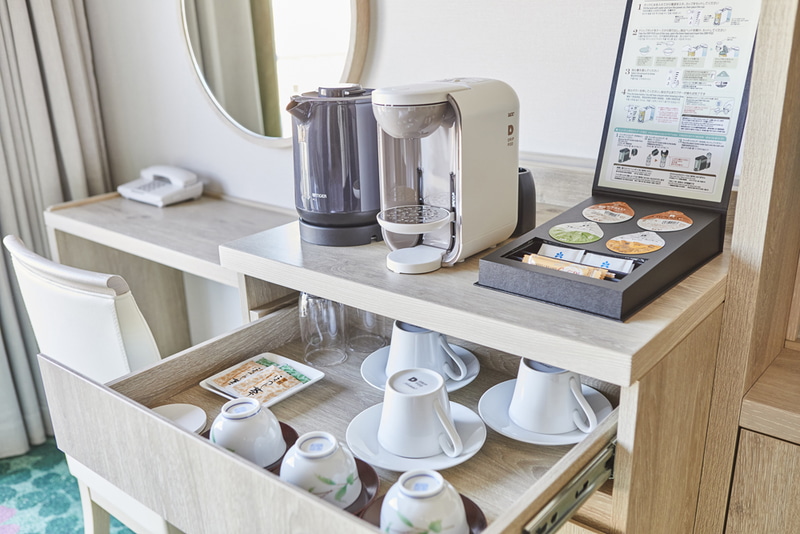 ボックス入りのアメニティや着心地のよいバスローブ、コーヒーメーカーを常備