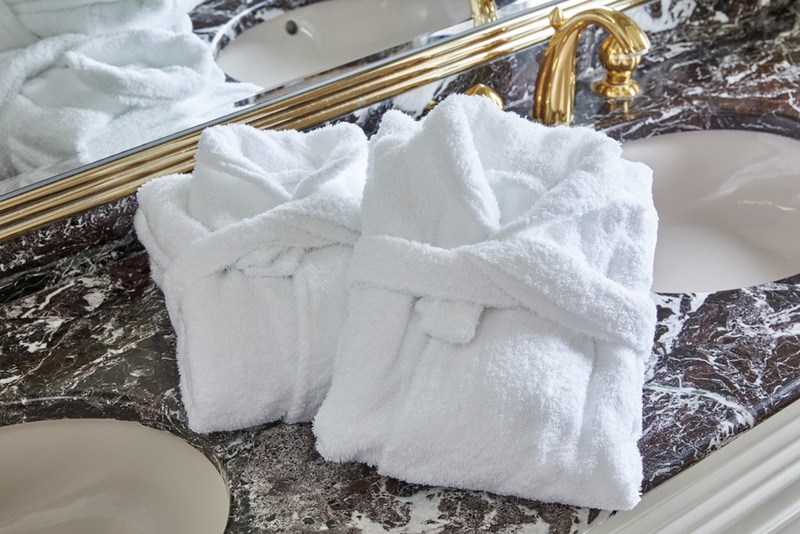 ボックス入りのアメニティや着心地のよいバスローブ、コーヒーメーカーを常備