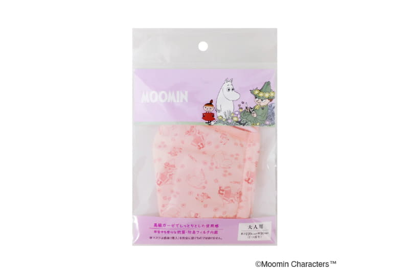 ムーミン、リトルミイ、スナフキンがお花畑で遊んでいるデザイン