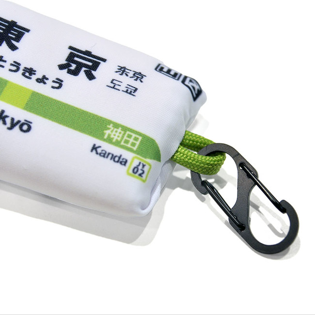 折りたたむと鍵やバッグにつけられるようになっている