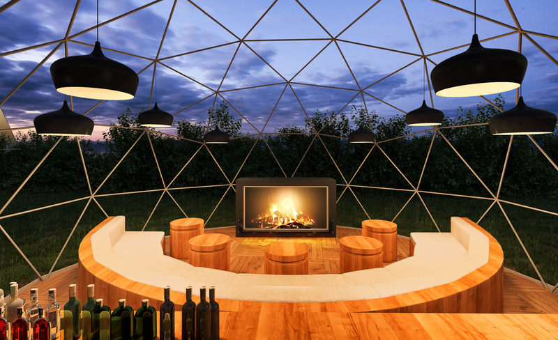 芝生広場にある透明なテントは、カフェ＆バーとなっている