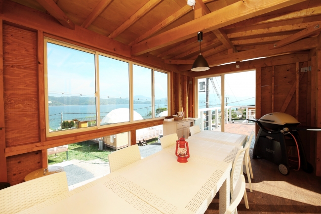 食器類ほか、キャンプ用クッカーなどが完備された食事棟