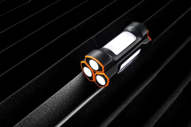 オウルテックはLED懐中電灯型モバイルバッテリーを発売した