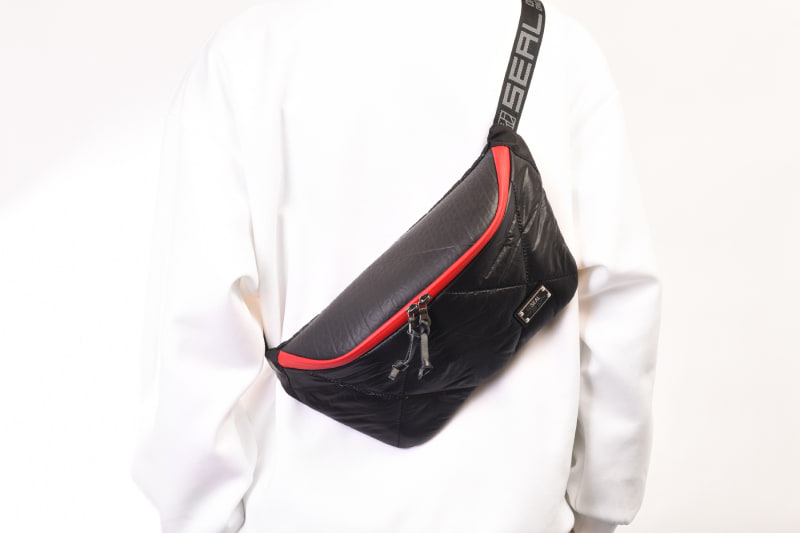 モンドデザインは、SEALと藤倉航装がコラボしたウエストバッグを発売した