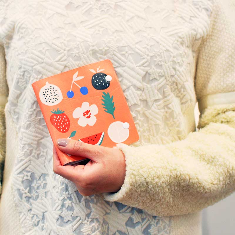 たたむとハンカチくらいのコンパクトサイズ