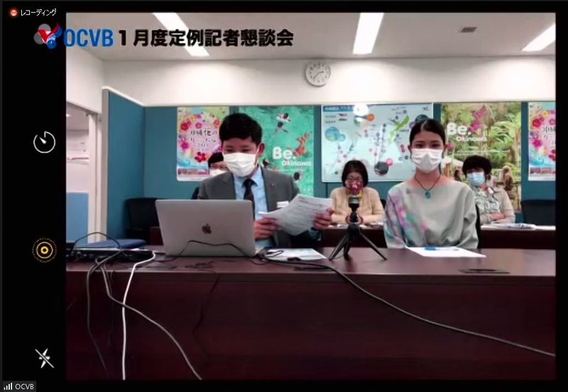 記者懇談会に参加したミス沖縄スカイブルーの岩本華奈さん（右）