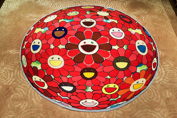 「フラワーボールラグ」（正面のテレビ床）