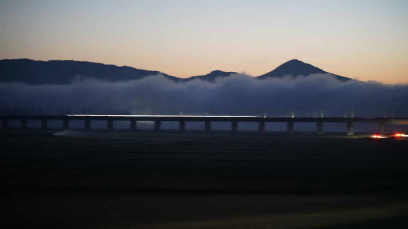 時速360kmで走行する5G通信実験中のALFA-X