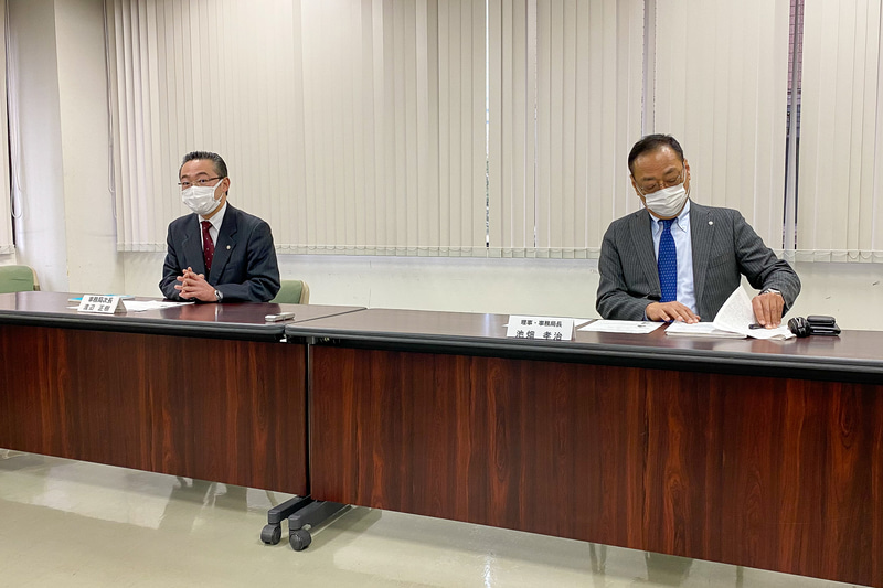 一般社団法人日本旅行業協会 理事・事務局長 池畑孝治氏（右）、事務局次長 渡辺正樹氏（左）