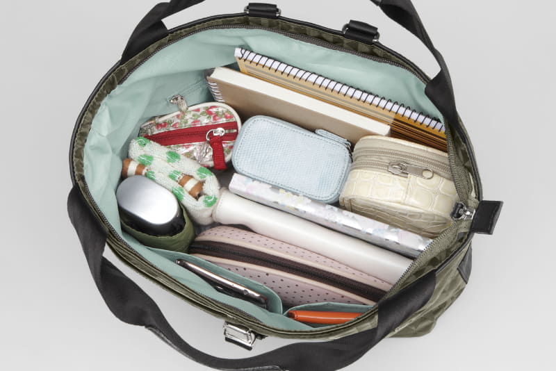 内装には細々した小物の収納に便利な仕切りポケットが充実