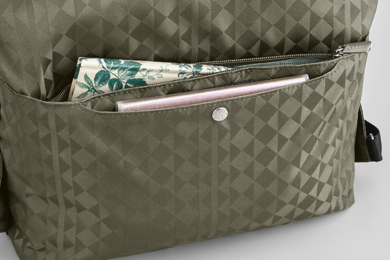 常に背中に接するリュック背面にセキュリティポケットを配置