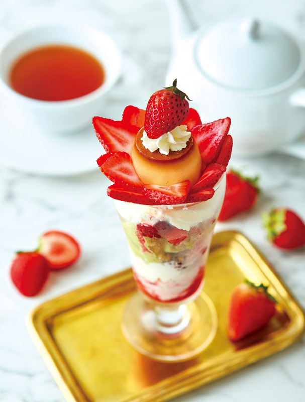 苺とイタリアンプリンの贅沢パフェ