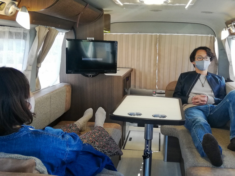 L字の向かい合うシートのデザインはクリストファー・ノーランの映画「TENET」に着想を得たという