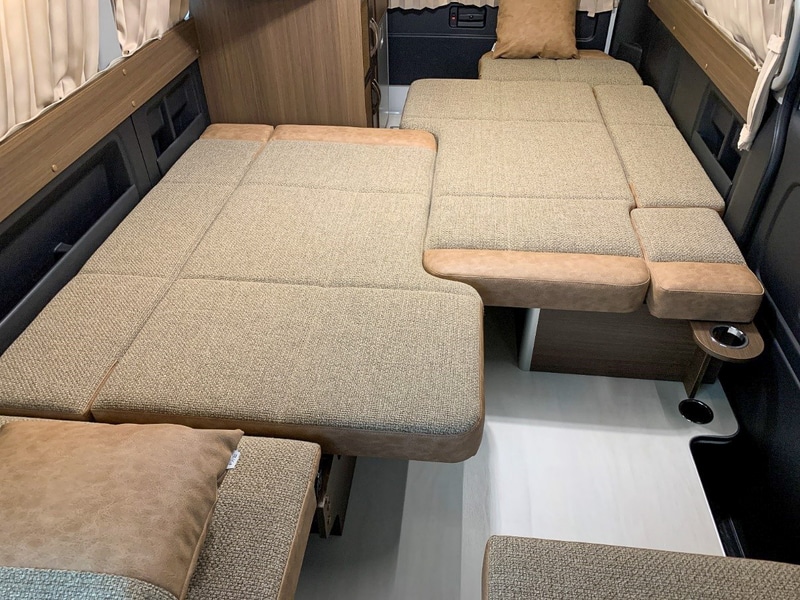 L字の向かい合うシートのデザインはクリストファー・ノーランの映画「TENET」に着想を得たという