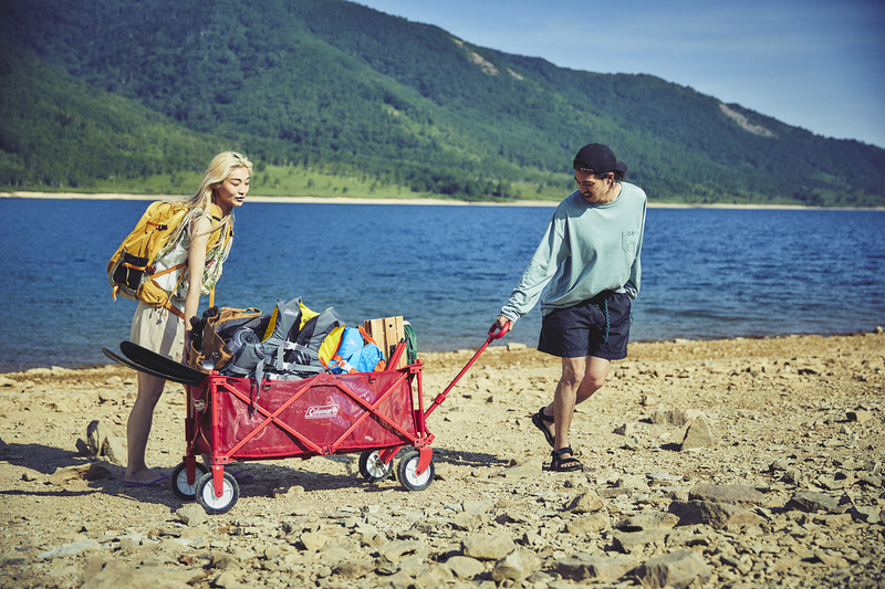 コールマンは「アウトドアワゴンシリーズ」からメッシュタイプとウッドロールテーブルを発売した
