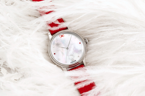 1974年「ハローキティ」誕生当時のデザインをアレンジした「ハロー