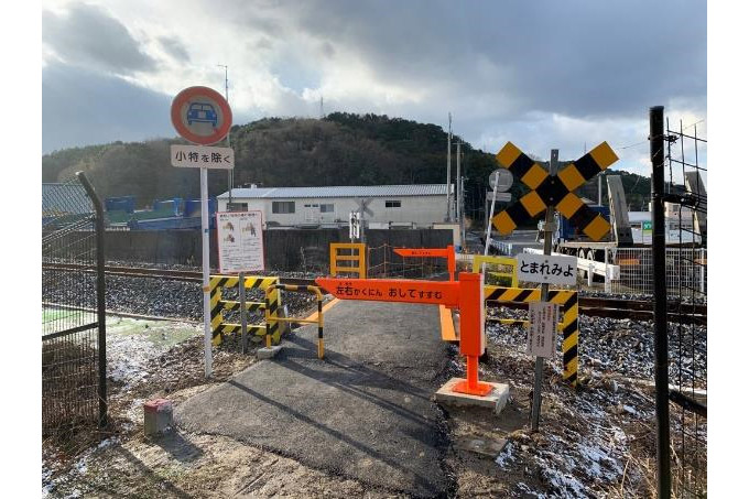 JR西日本は第4種踏切の安全対策として半自動式の「踏切ゲート」を開発した