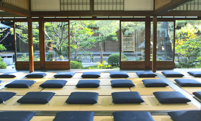 エアウィーヴ 座布団は京都の妙心寺退蔵院でも使われており、坐禅体験で座ることができる。歌舞伎俳優・坂東玉三郎氏が出演するCM「エアウィーヴ 坂東玉三郎 退蔵院」篇にも登場する