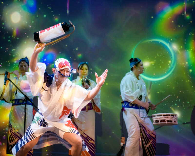 映像が踊る人々の動きに合わせて変化する演舞