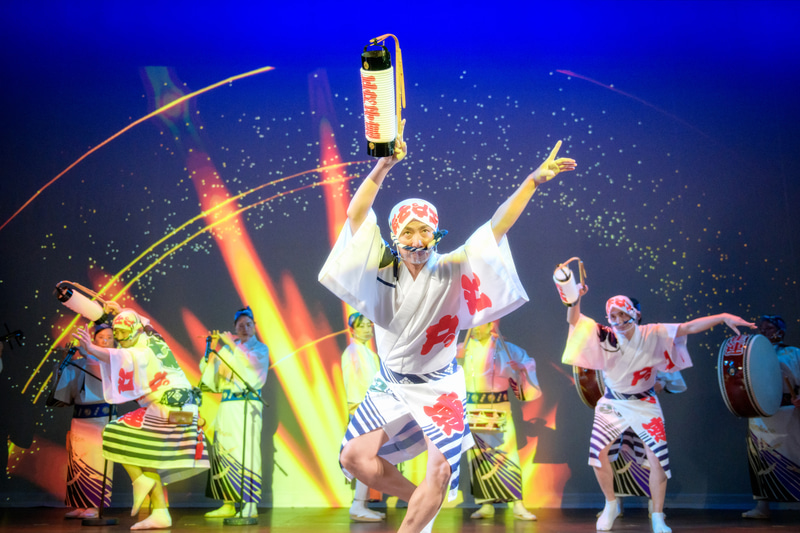 映像が踊る人々の動きに合わせて変化する演舞