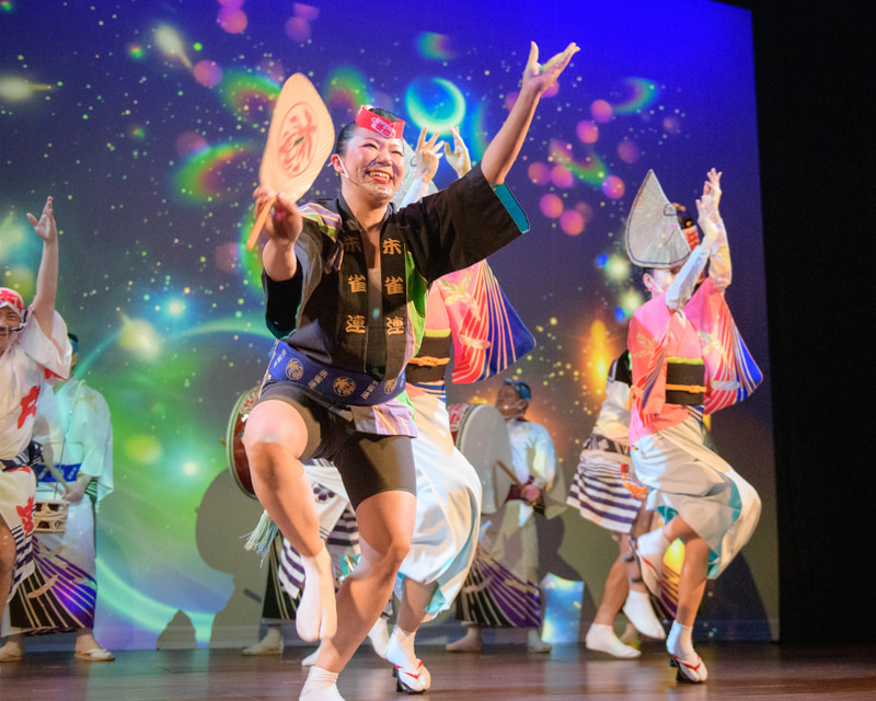 映像が踊る人々の動きに合わせて変化する演舞