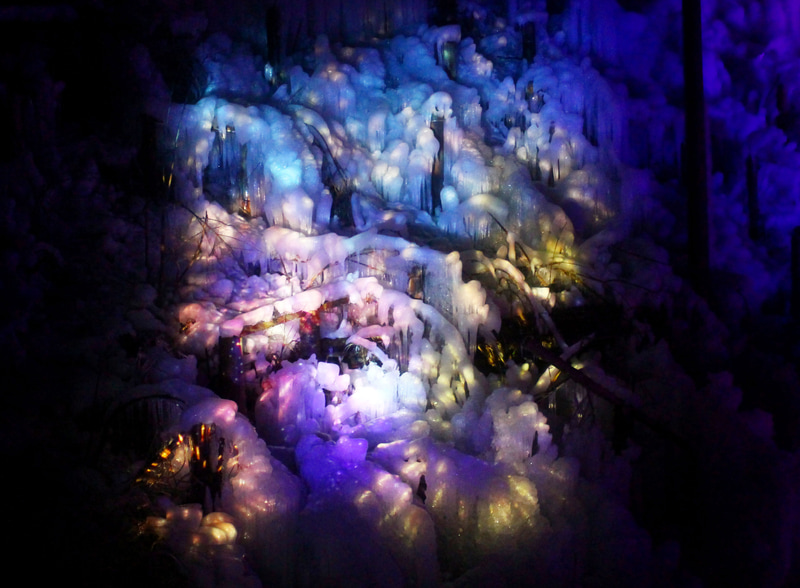 オーロラや万華鏡をモチーフとしたプロジェクションマッピング