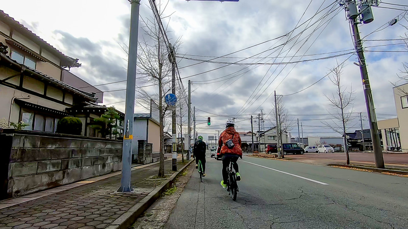 ガイドを先頭に、参加者の体力に合わせたスピードで進んでいく（写真は自転車に取り付けたGo Proで撮影した映像から切り出したもの）