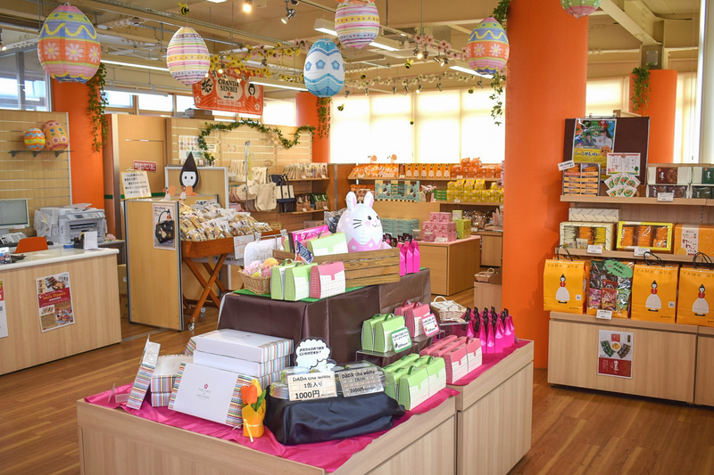 「オランダせんべい」のパッケージに登場する「オランダちゃん」がそこかしこに