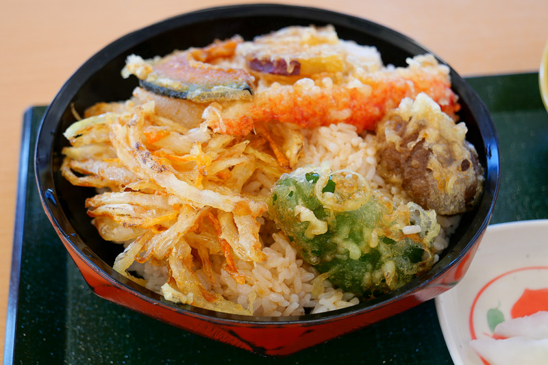 地元産の野菜の天ぷらがたっぷりのせられた「季節の野菜天丼」。優しい味わいで、疲れた身体に染み渡る美味しさだった