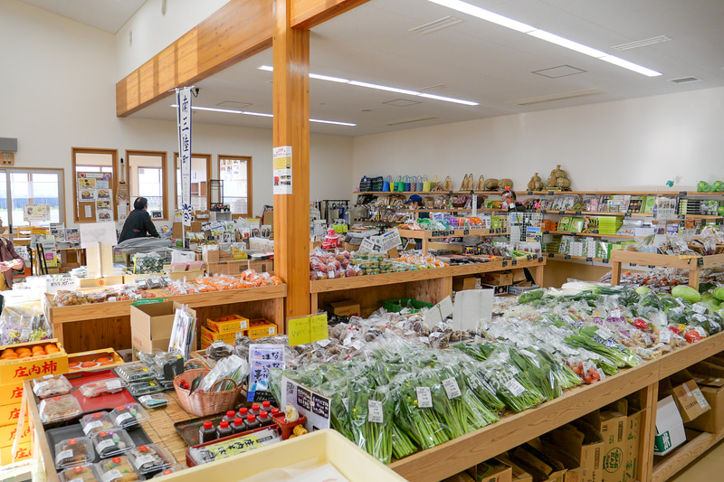 レストランの隣では、地元の野菜や名産品が売られている