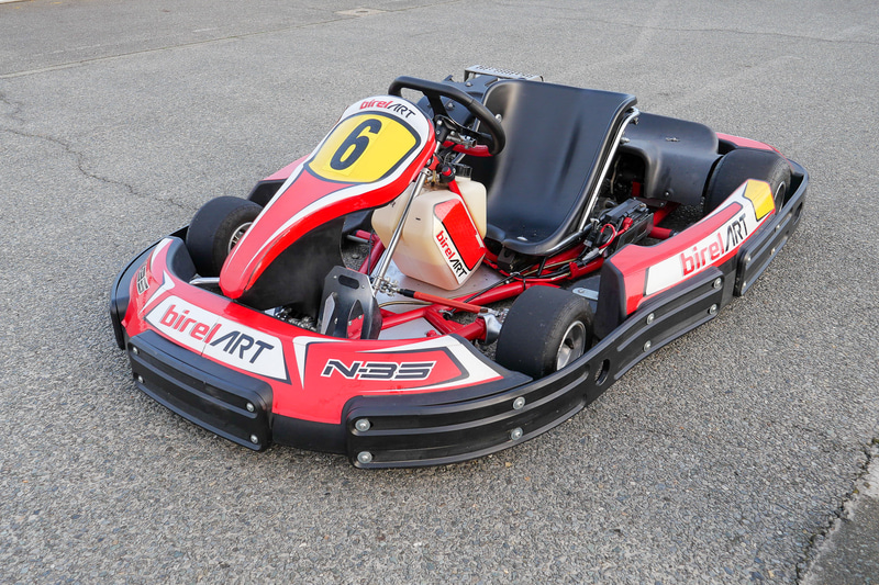最高70km/hの1人用カートで実際に走ることが可能だ