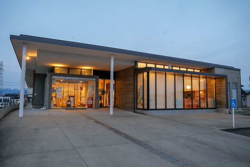 ツアー終了後、クラッセから徒歩10分ほどの温泉施設「町湯」で汗を流した。モダンな雰囲気の温泉施設は、観光客も気軽に立ち寄れる