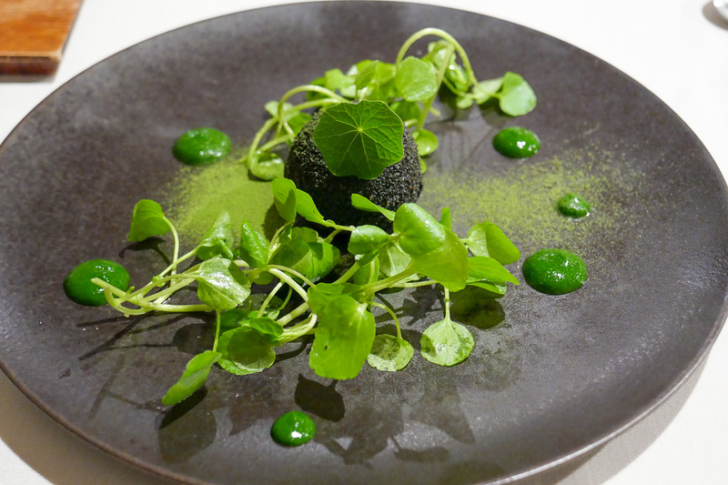 地元の食材にこだわった料理を提供。なかでもスペシャリテの「黒バイ貝のコロッケ」は、芸術的な盛り付けと、黒バイ貝のうま味がしっかり引き出されたコロッケの深い味わいに驚かされた