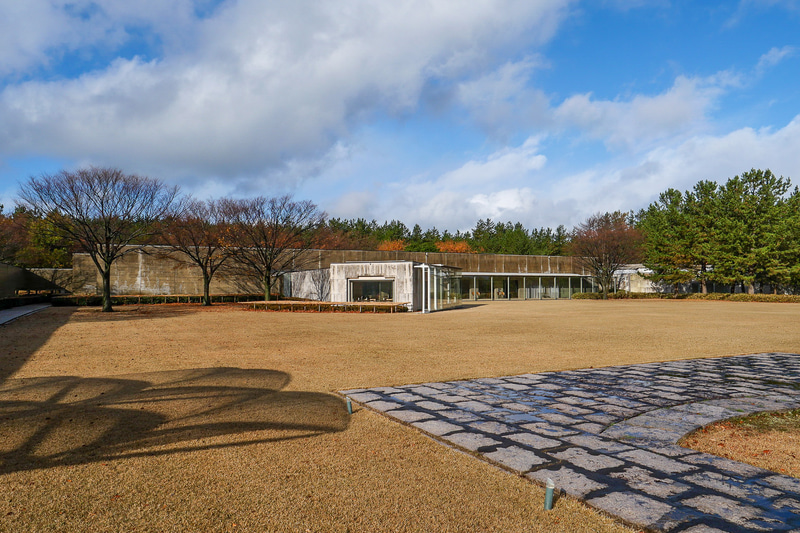 モダンな佇まいながら周囲の自然を活かした作りの酒田市美術館