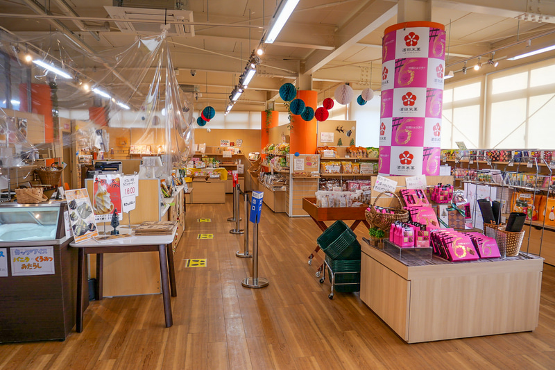 併設されているカフェでは、お土産を買ったり、せんべいの手作り体験が楽しめる