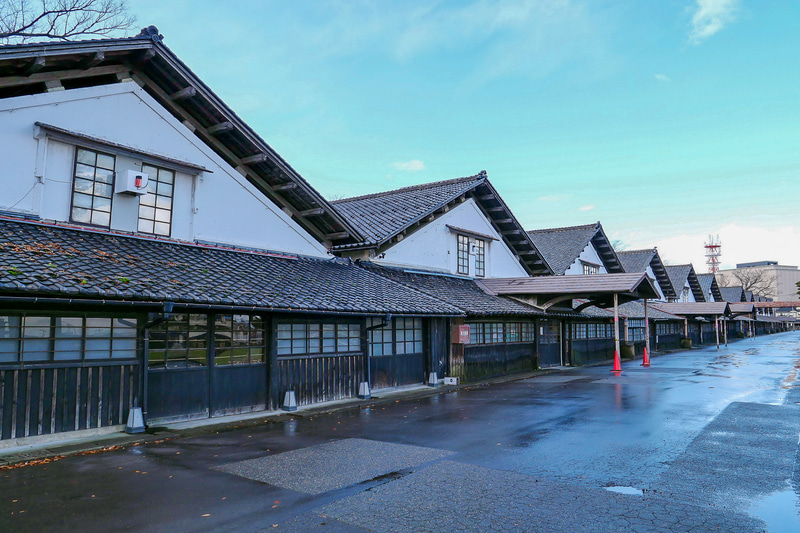 ホテルリッチ＆ガーデン酒田からは、酒田で最も有名な観光名所「山居倉庫」に徒歩でアクセスできる