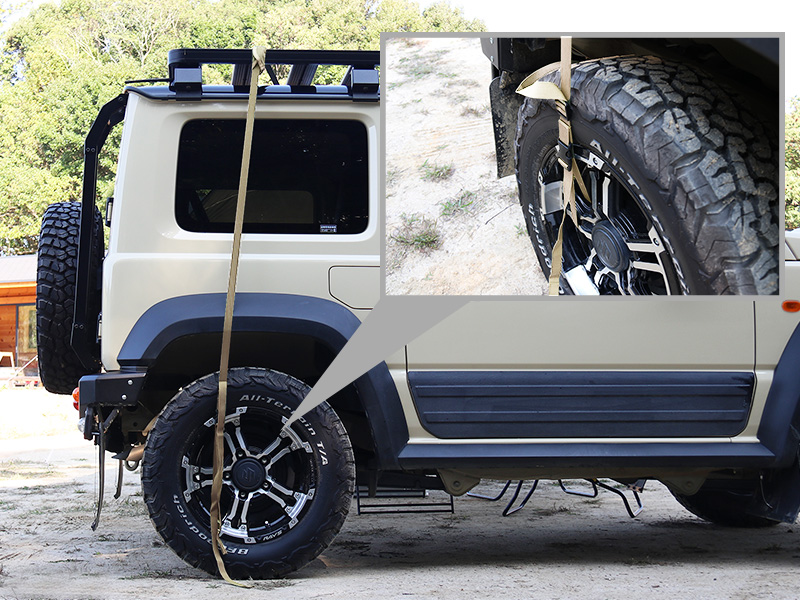 ホイールの穴に接続用ベルトを通して接続