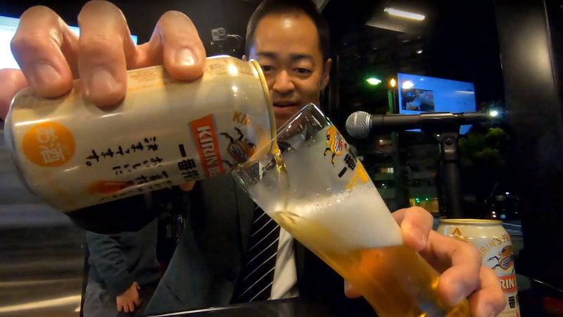 泡をたてたらグラスを傾け、残りのビールをゆっくりと注げばOK