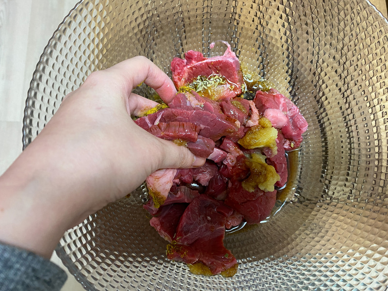手でもみ込んで、調味料がなじんだら15分ほどおきましょう