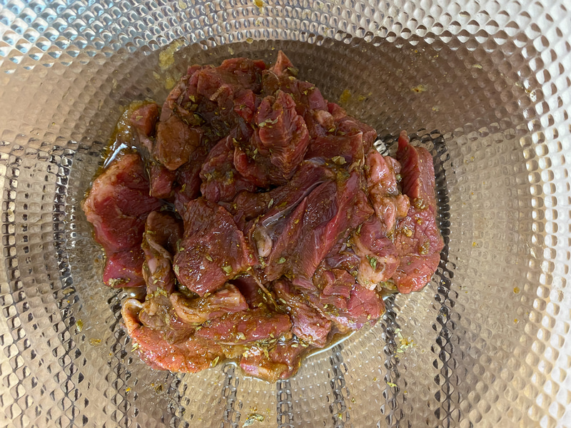 手でもみ込んで、調味料がなじんだら15分ほどおきましょう