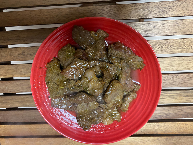 牛肉に火が通ったらすぐに取り出します